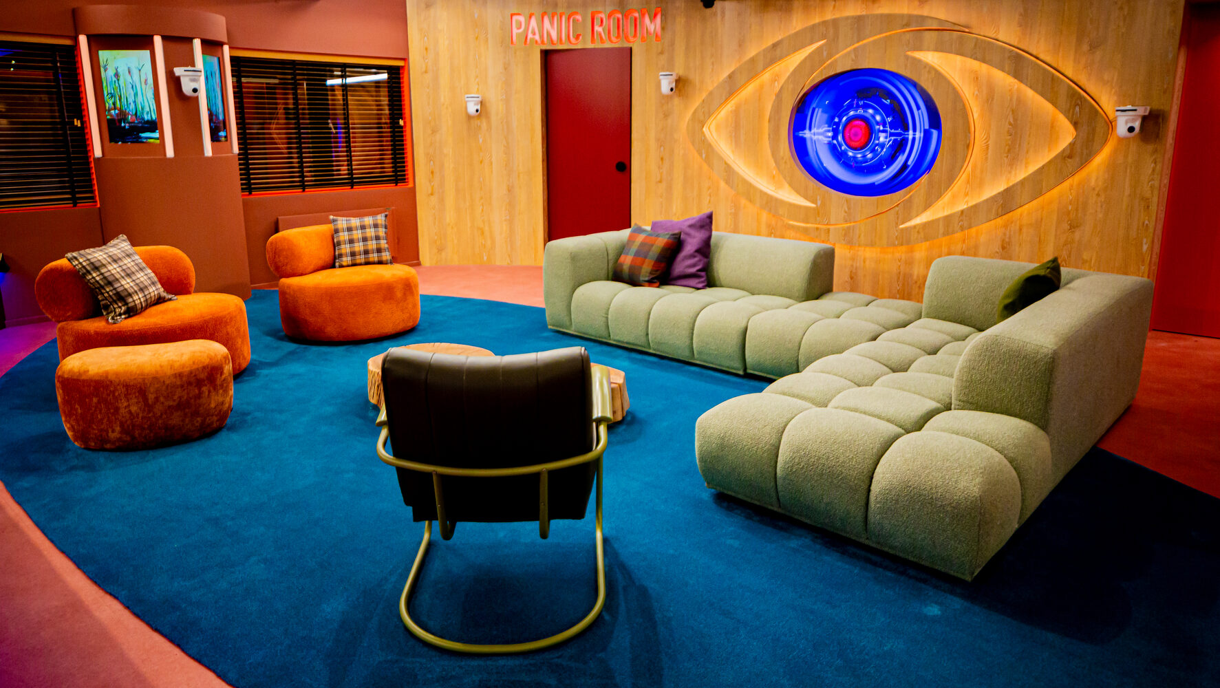 hoekbank op tv bij Big Brother