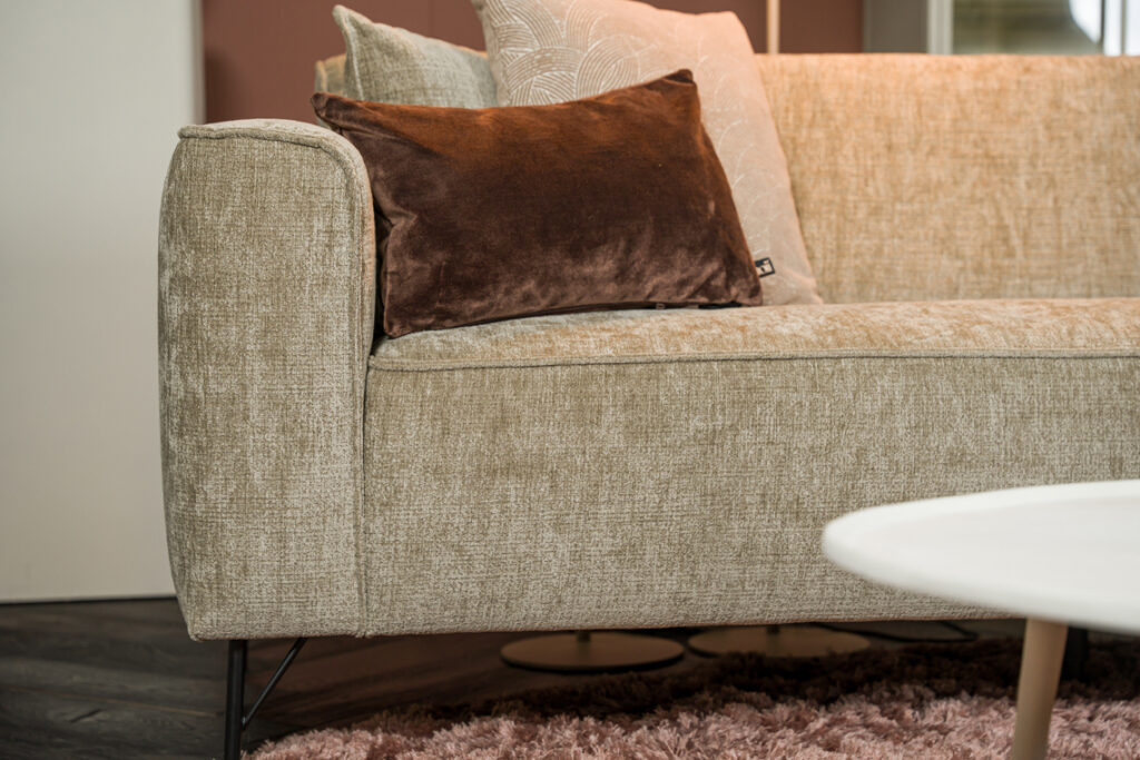 Hoekbank ranke poten moderne vormen stof bruin beige