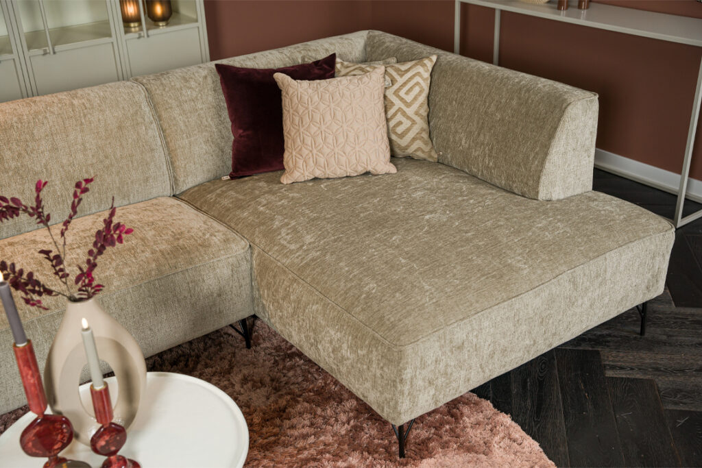 Hoekbank ranke poten moderne vormen stof bruin beige
