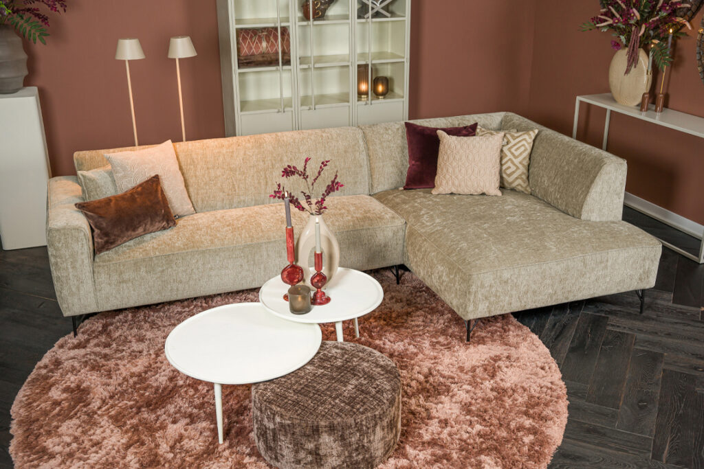 Hoekbank ranke poten moderne vormen stof bruin beige