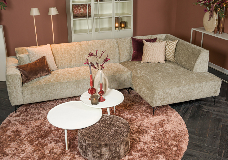 Hoekbank ranke poten moderne vormen stof bruin beige