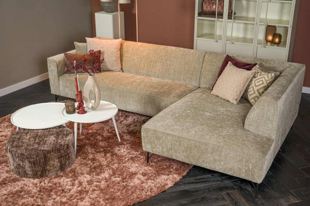 Hoekbank ranke poten moderne vormen stof bruin beige