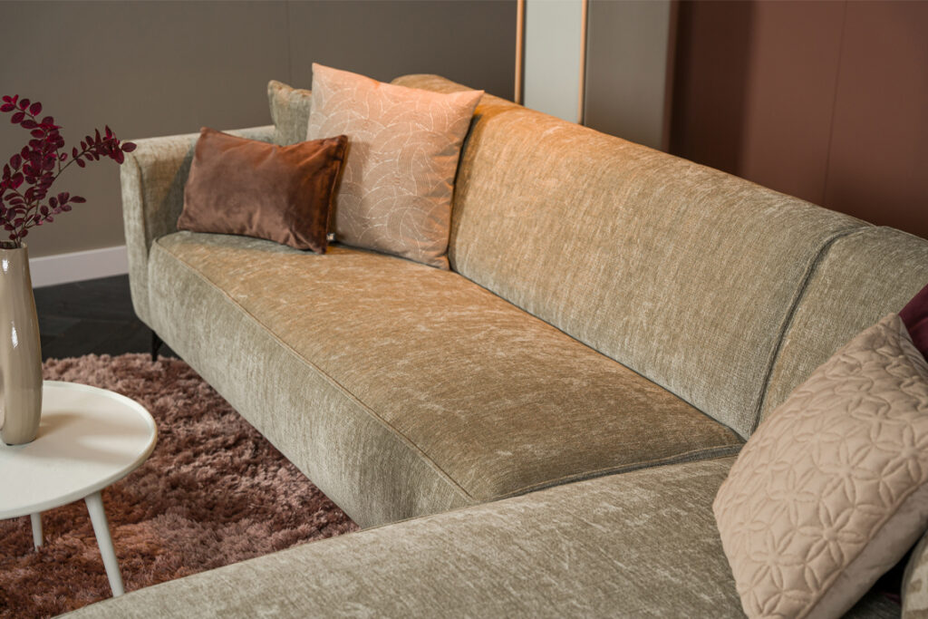 Hoekbank ranke poten moderne vormen stof bruin beige