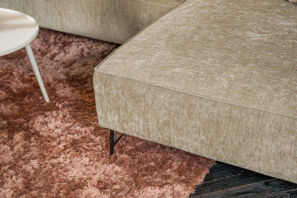 Hoekbank ranke poten moderne vormen stof bruin beige