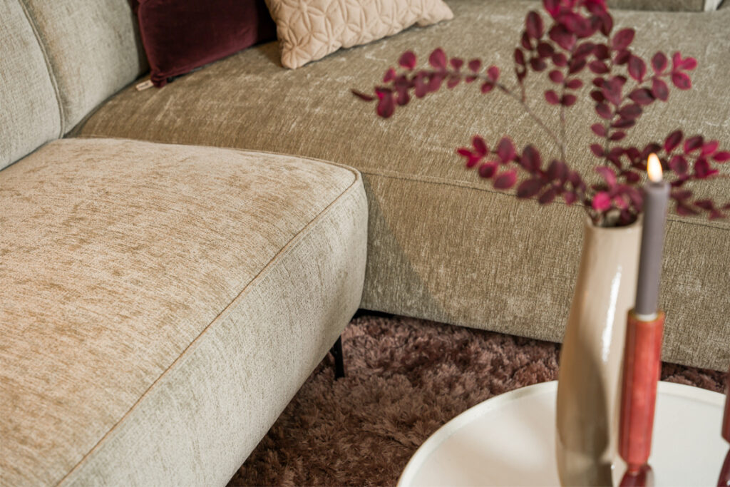 Hoekbank ranke poten moderne vormen stof bruin beige