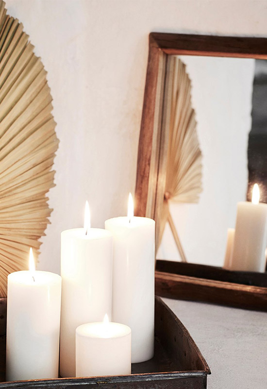 Witte stompkaarsen spiegel met houten lijst gedroogd blad