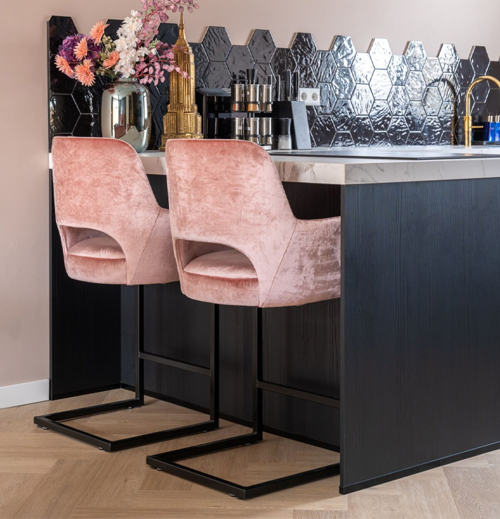 Barkruk roze velvet met zwart metaal onderstel