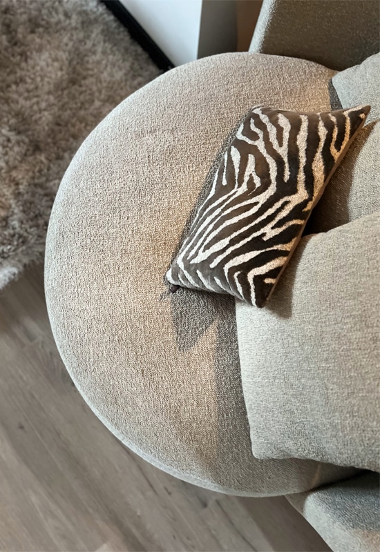 Ronde fauteuil grijs met zebra sierkussen