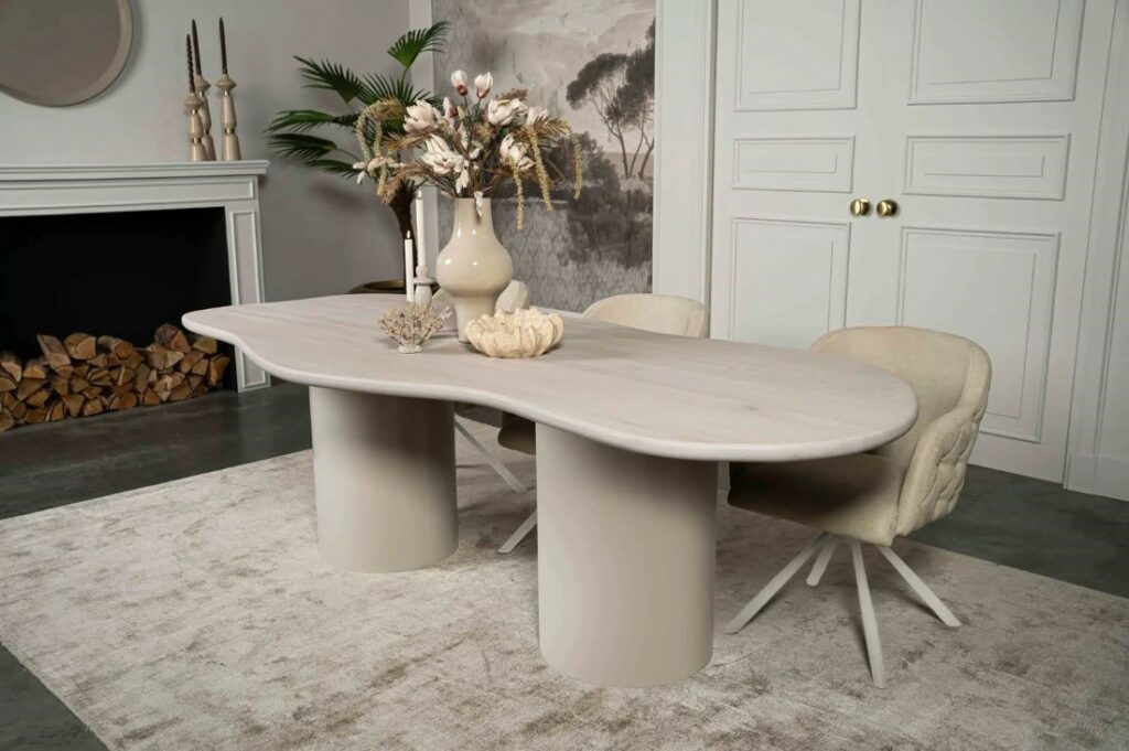 beige organische eettafel met rondingen