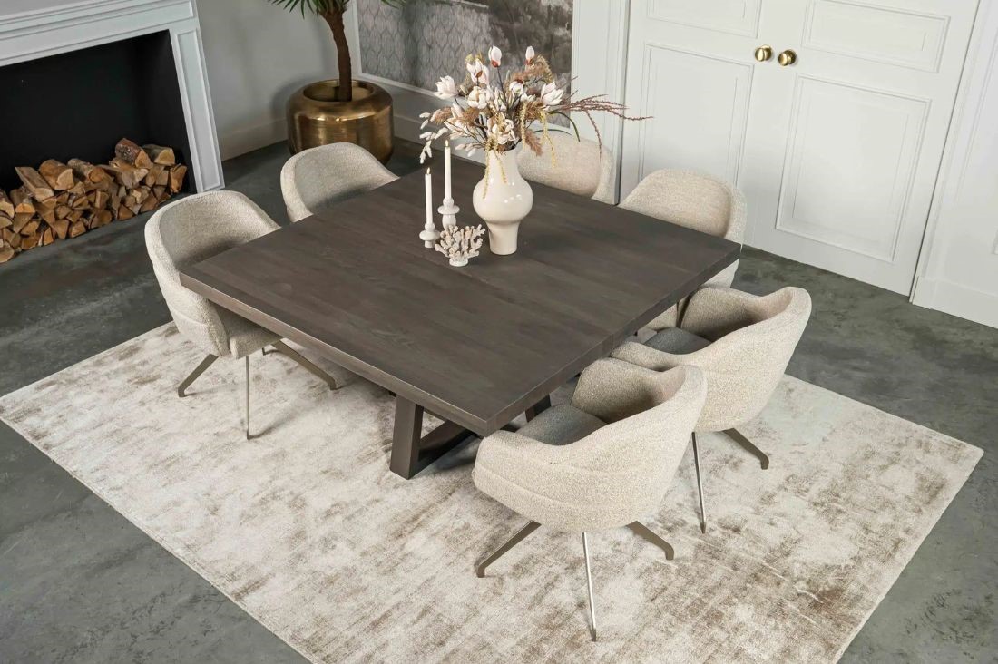 vierkante eettafel hout donkerbruin met beige stoelen