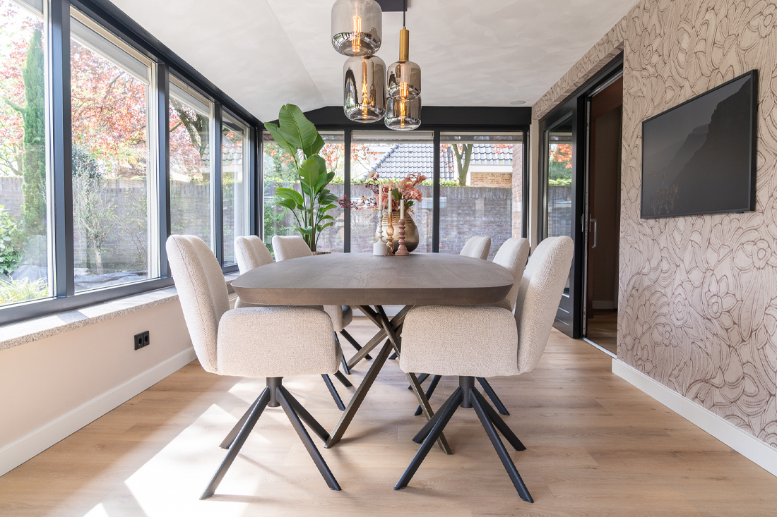 Eethoek met deens ovale tafel en beige stoelen