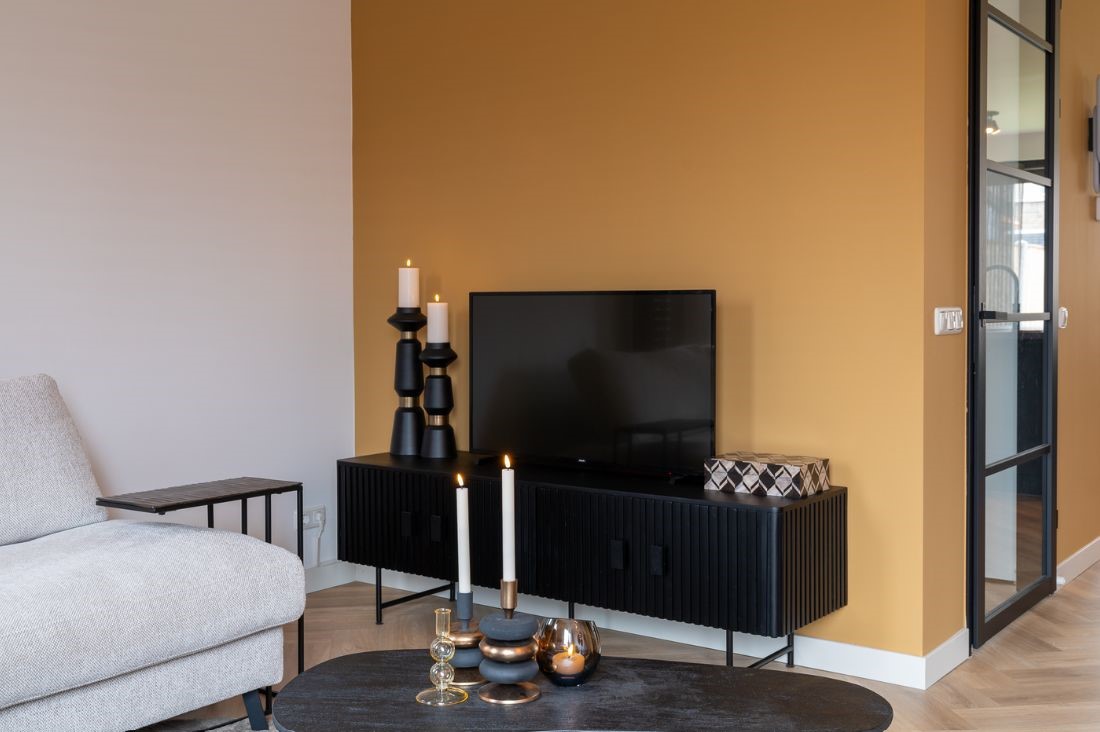 Zwart tv dressoir met relief