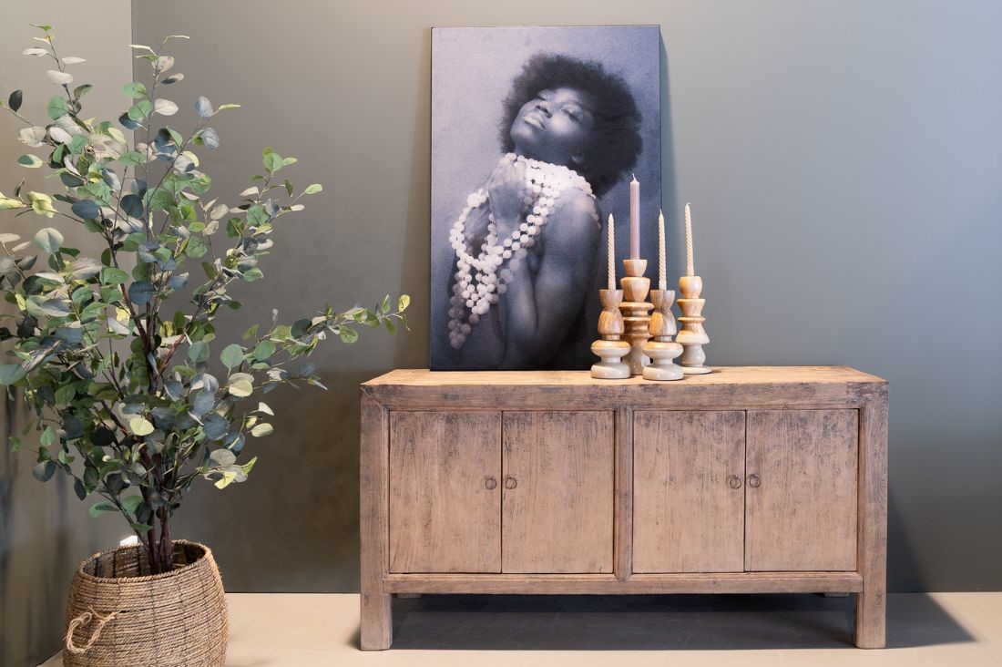 houten dressoir met wandkleed