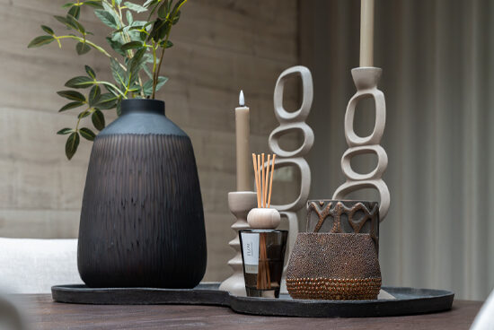 Ovaal dienblad met gezellige accessoires eetkamer