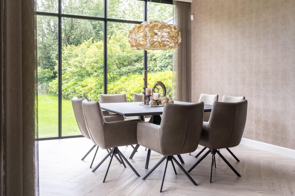 Vierkante eettafel hout met leren eetkamerstoelen