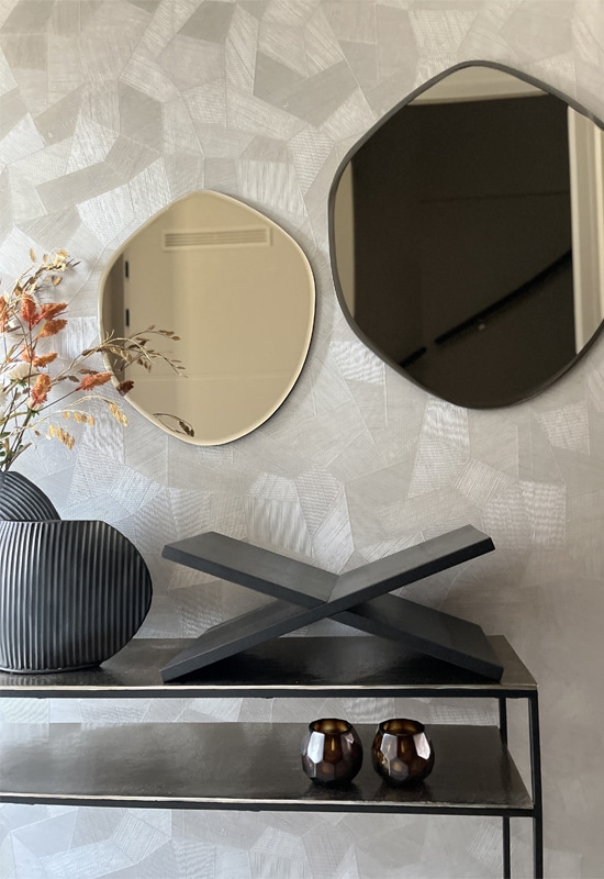 Hal met metalen sidetable organische spiegels en gezellige accessoires