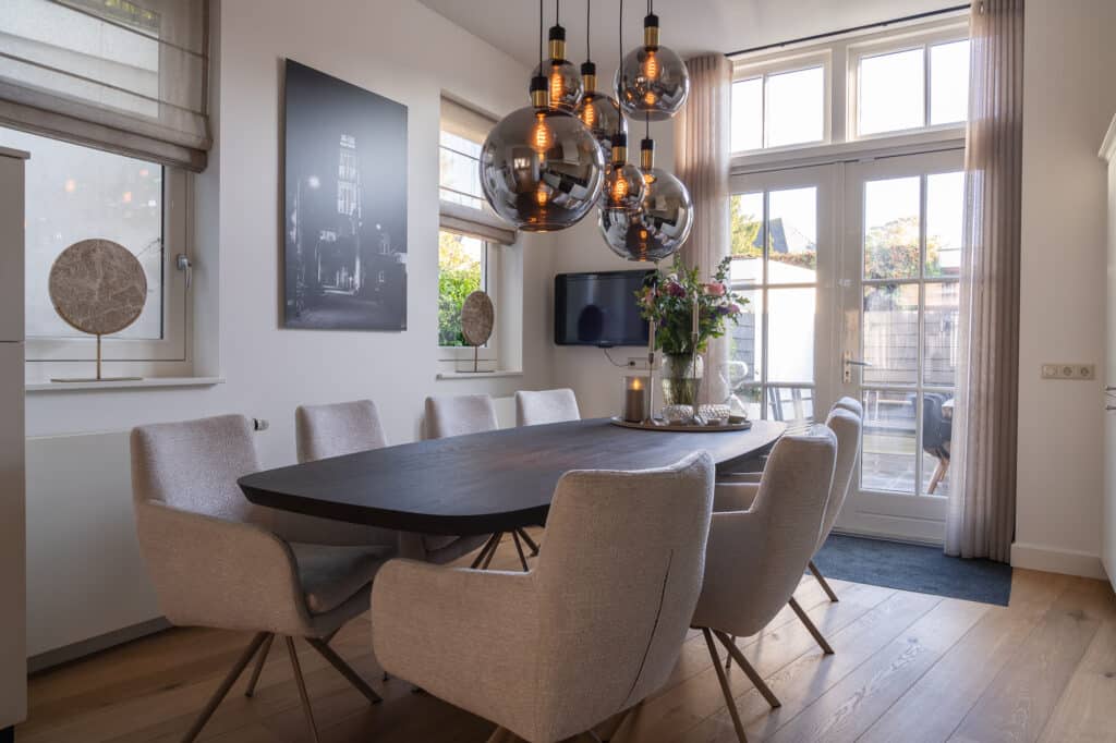 Eettafel met beige stoelen en sfeervolle verlichting