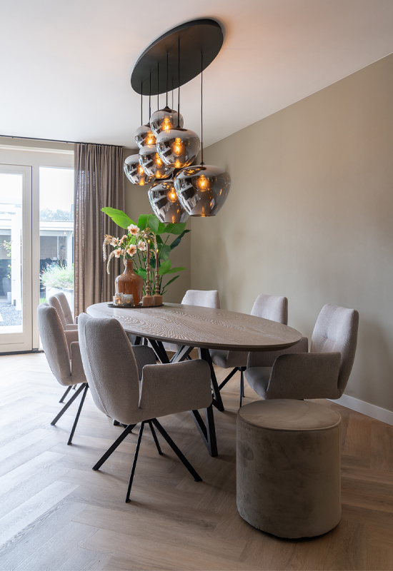 Eettafel ovaal hout met beige comfortabele stoelen