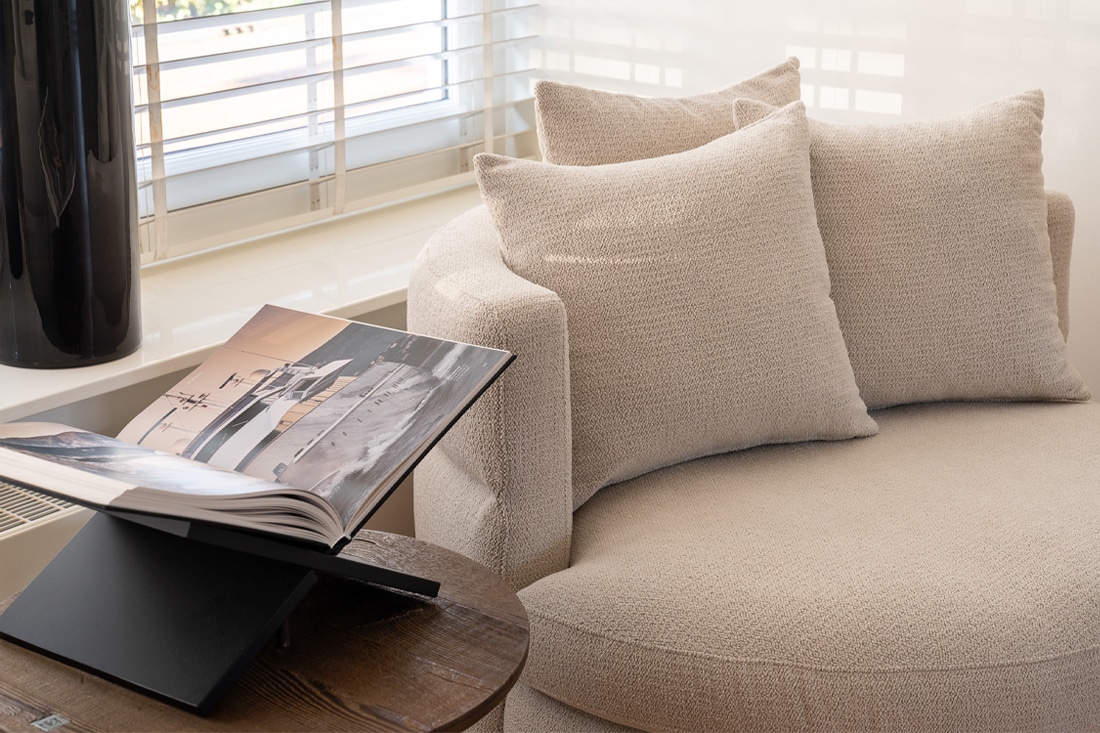 Fauteuil rond beige met bijzettafel en boekensteun zwart