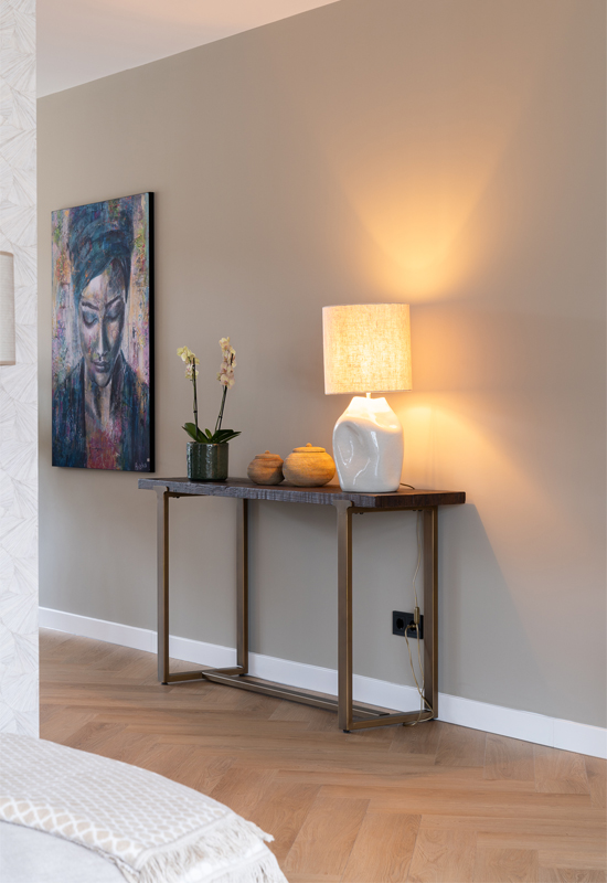 Sidetable met accessoires en sfeervol lamp