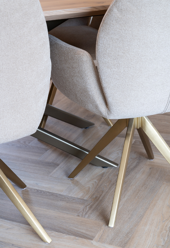 Beige eetkamerstoel met goud metaal onderstel