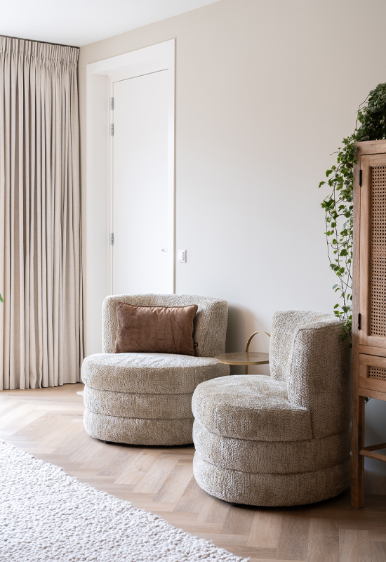Fauteuil beige rondingen stiknaad zithoekje