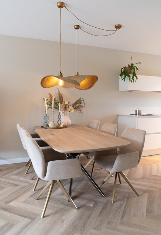 Licht bruine houten eettafel met jute hanglamp