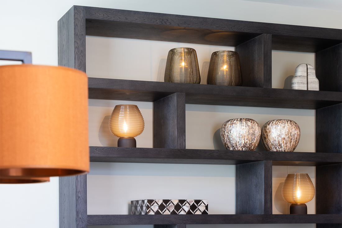 Vakkenkast hout zwart met accessoires