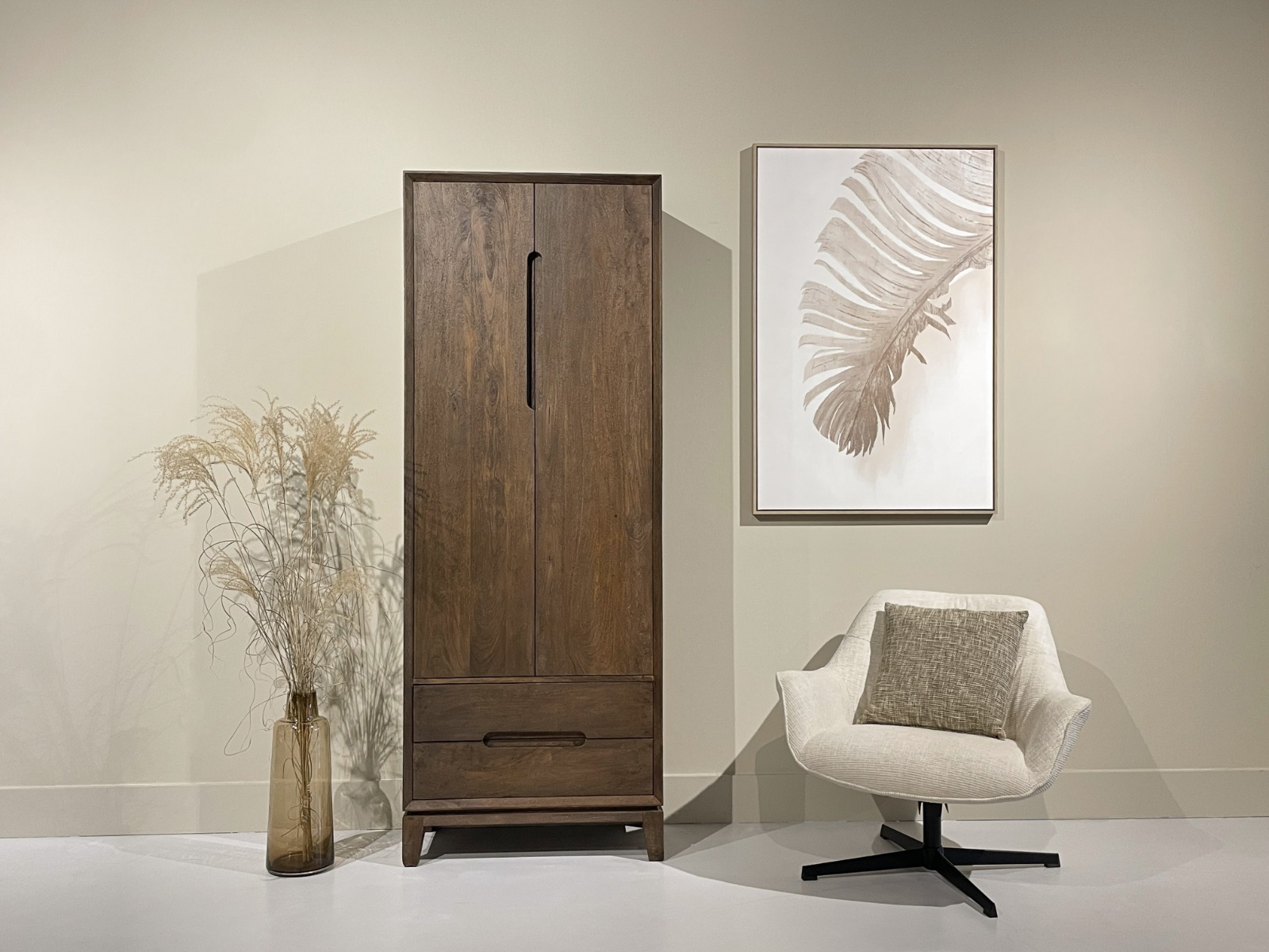 smalle houten kast met deur en lades voor woonkamer
