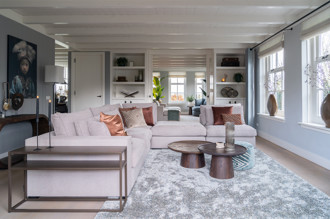 Hoe plaats je een hoekbank in een kleine woonkamer