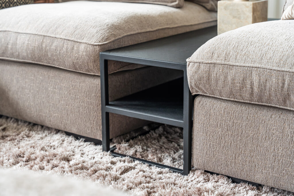 Metalen tussen tafel zwart