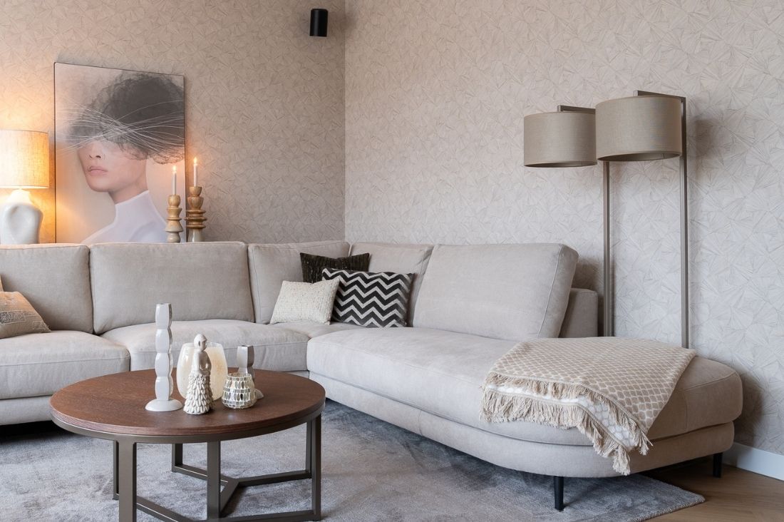 Hoe plaats je een vloerlamp in de woonkamer?