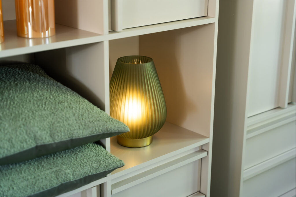 Kast met accessoires sfeervolle tafellamp groen