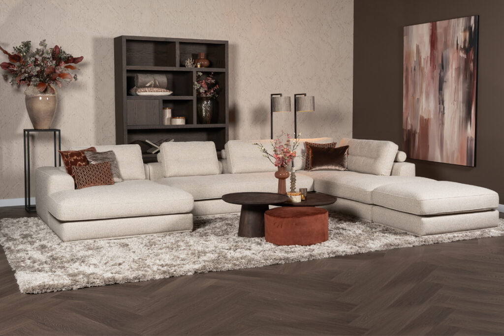Beige hoekbank liggedeeltes losse kussens