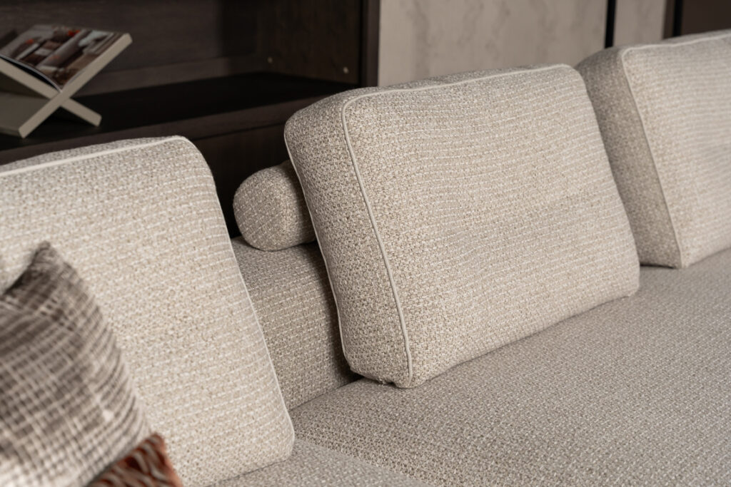 Rolletjes achter rugkussen beige stof