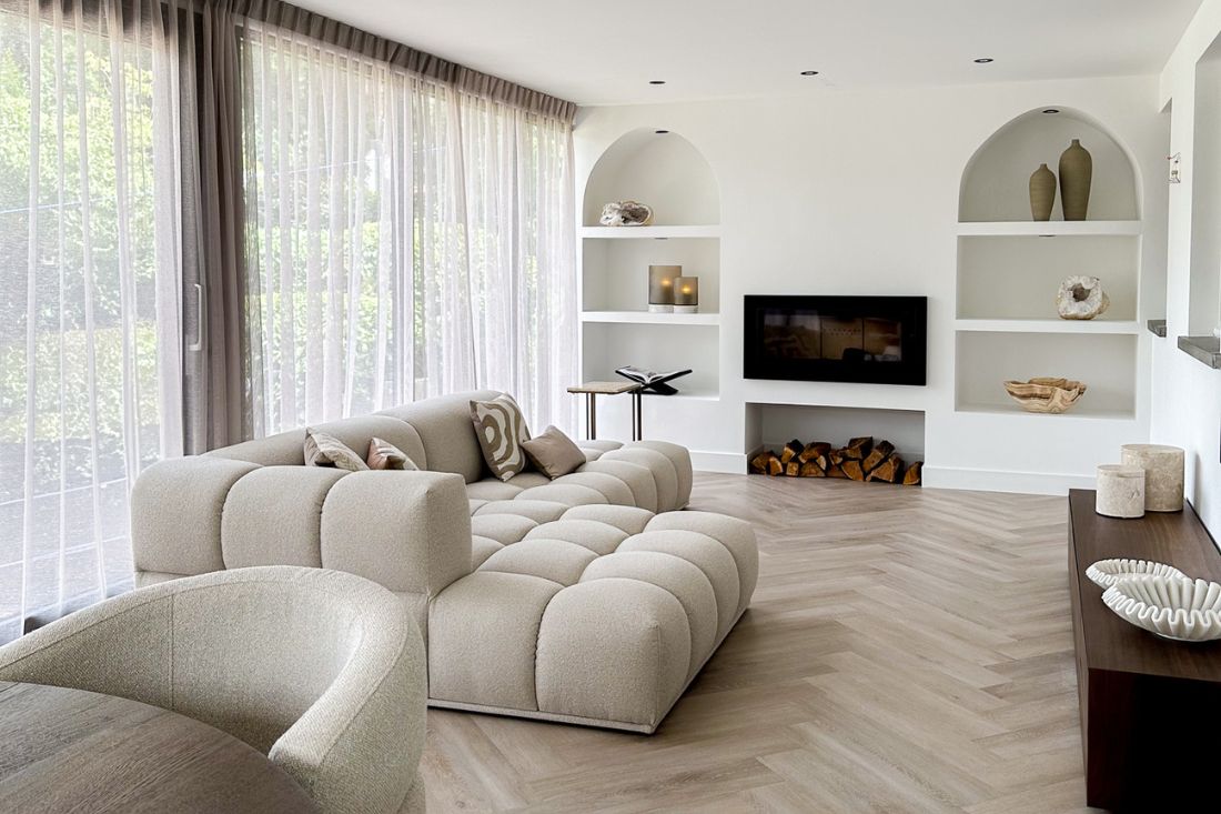 Beige interieur met beige hoekbank en accessoires