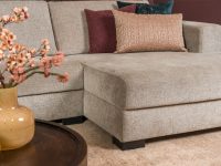 Beige hoekbank stof strak afgewerkt