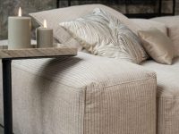Beige ribstof bank brede armleuning