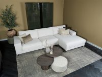 Beige stoffen hoekbank met zwarte poten