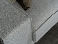 Brede armleuning stoffen hoekbank beige