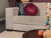 Zwarte poten onder hoekbank beige stof