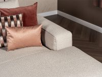 beige hoekbank met lig gedeelte