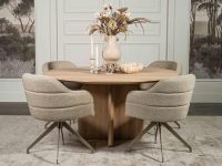 ronde eikenhouten eettafel met houten kruispoot